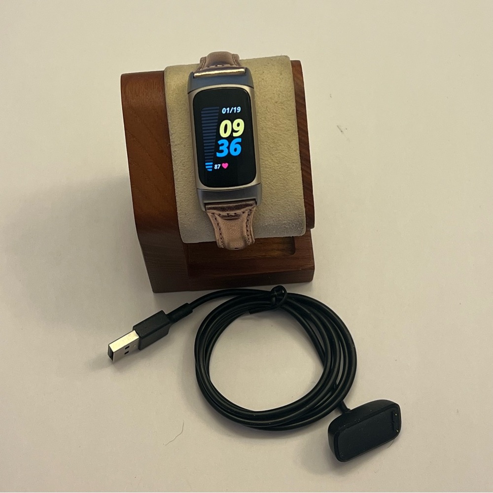 Fitbit‎ Charge 5 (Gold/ Metalic Band, tested, Charger)